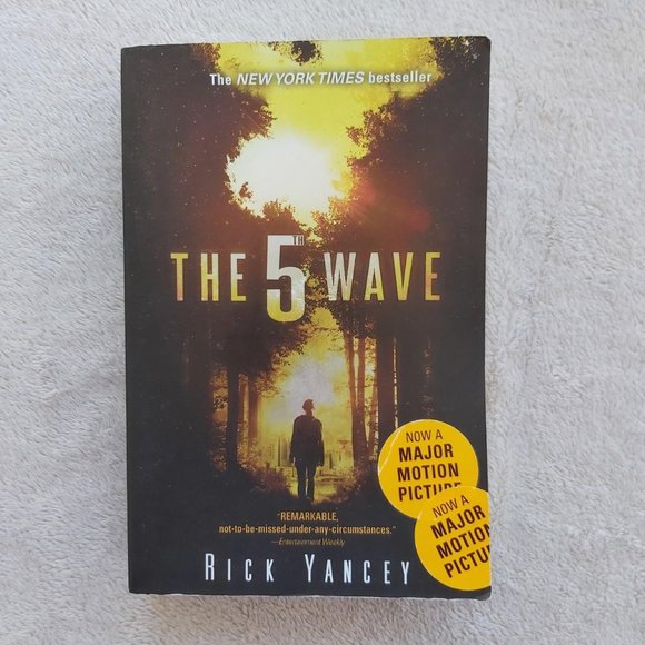 THE 5TH WAVE post-apocalyptic sci-fi paperback book🛸 - Picture 1 of 3